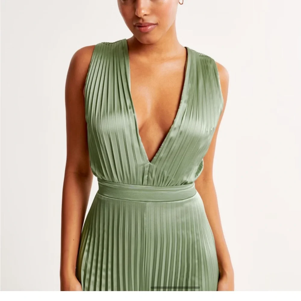 Abercrombie Giselle Pleated Jumpsuit in Green - Picture 6 of 11